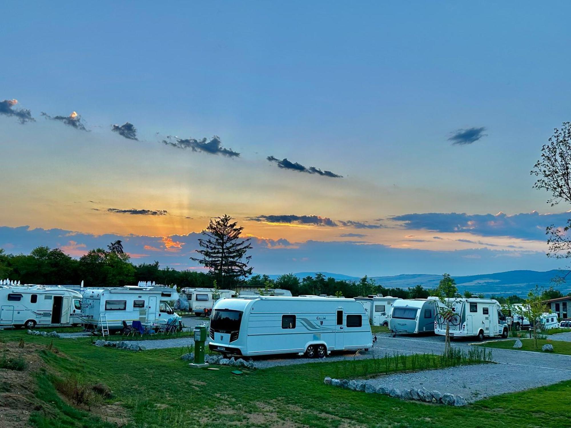 7 Lakes Camping Szapareva Banja Kültér fotó
